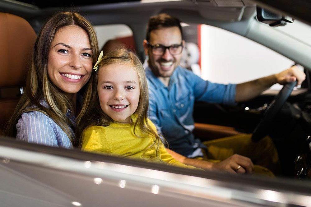 Familie im neuen Auto