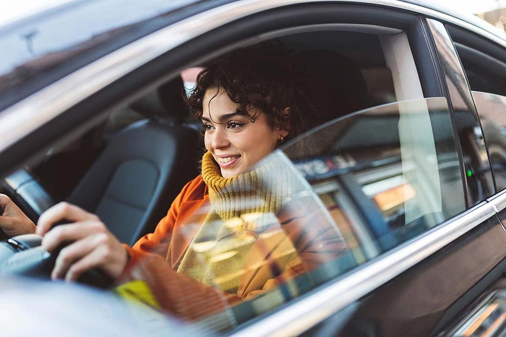 Sicherer Gebrauchtwagenverkauf: Frau während Probefahrt