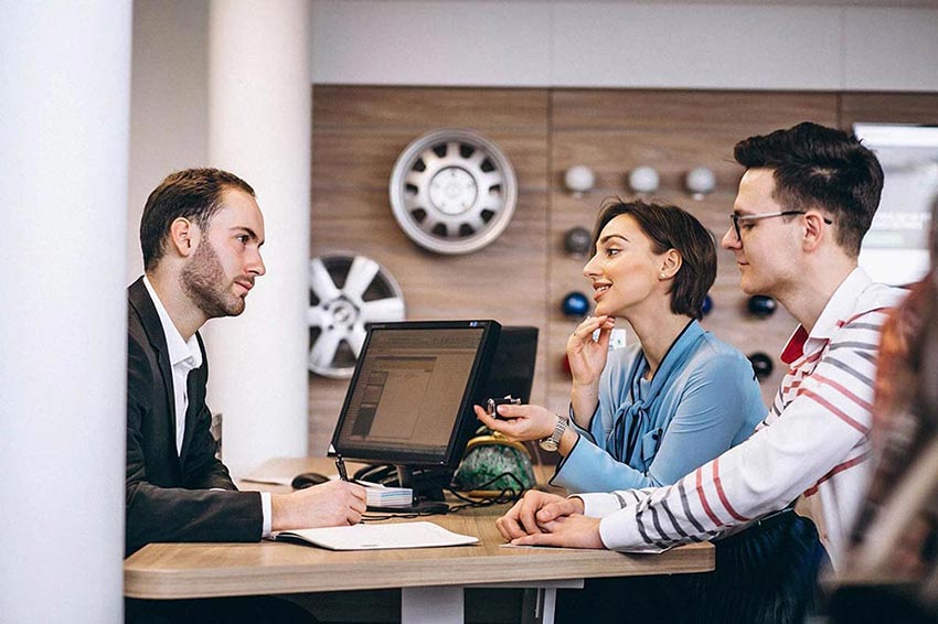 Junges Paar bei einer Bankberatung zur Umschuldung Ihres Kredits