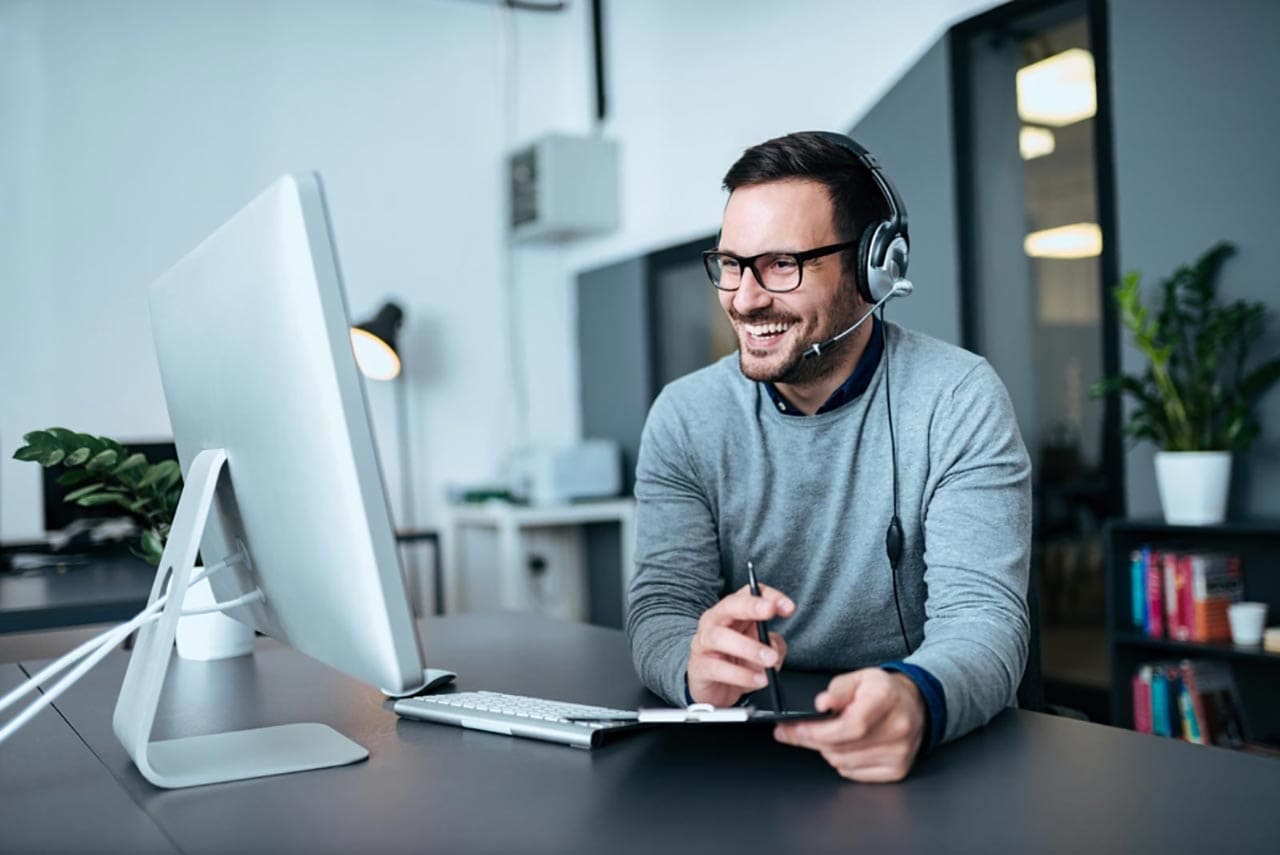 carsale24 Support beim Autoverkauf: Mann mit Headset